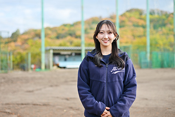 グラウンドで撮影する鈴置 結希奈さん