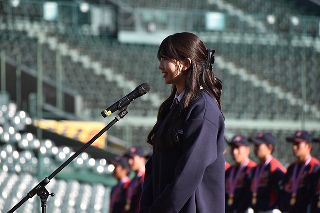甲子園のマウンドで話す鈴置さん