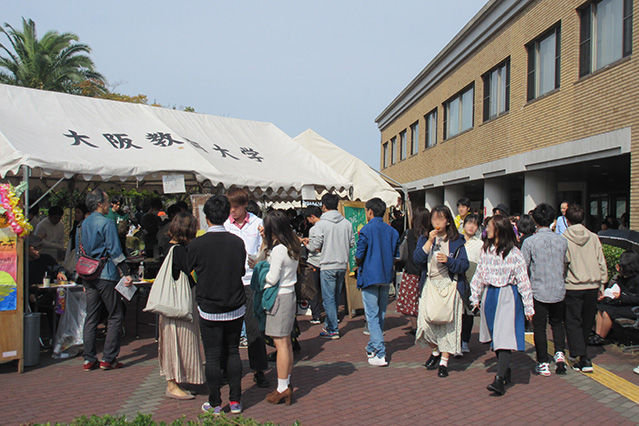 神霜祭に訪れた人々で賑わう柏原キャンパス