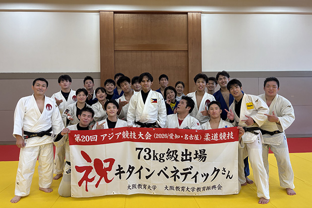 横断幕を持ち記念写真を撮る柔道部の記念写真