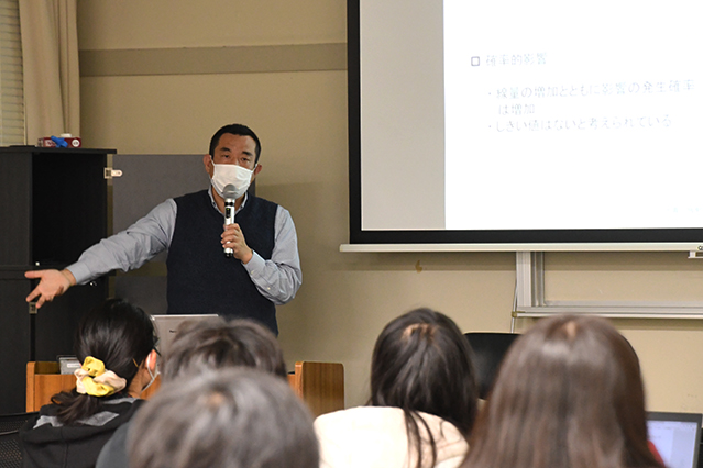 講演を行う東京保健医療大学の小野孝二教授