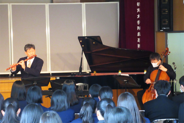 井上広文指導参事のフラウト・トラベルソと大木愛一名誉教授のチェロの演奏