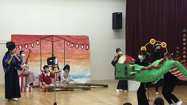 大阪市内の幼稚園での劇の様子1