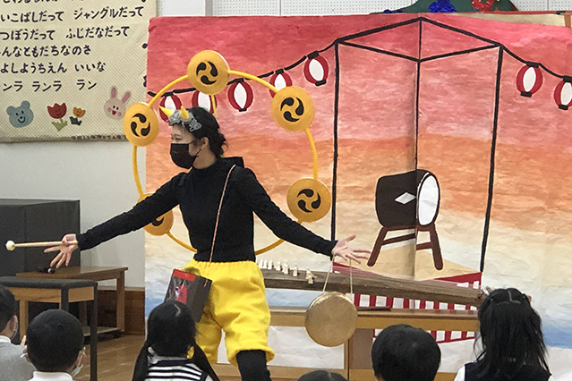 大阪市内の幼稚園での劇の様子2