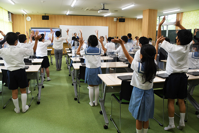 授業終わりに全員で「拍手」を表現する様子
