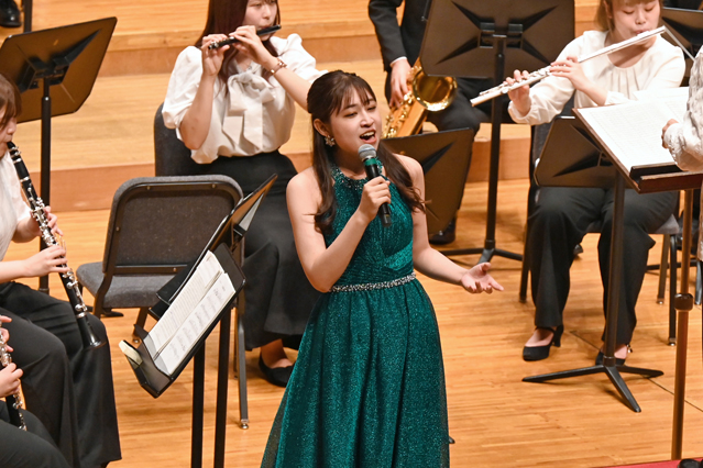 独唱する古沢悠花さん