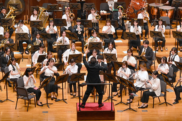 北海道教育大学スーパーウィンズの演奏の様子