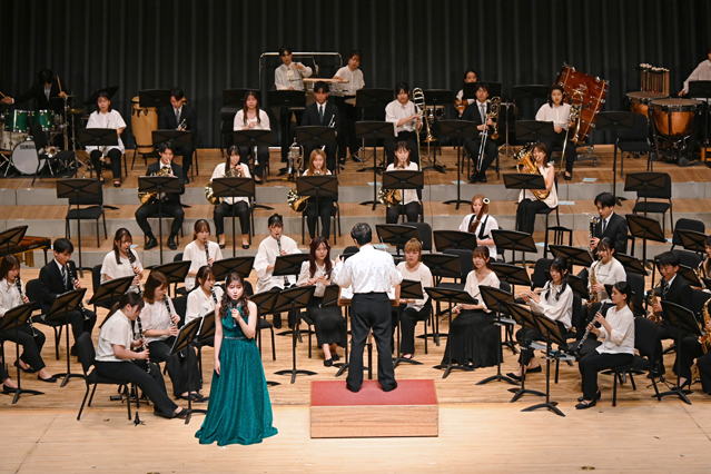 『川の流れのように』の演奏の様子