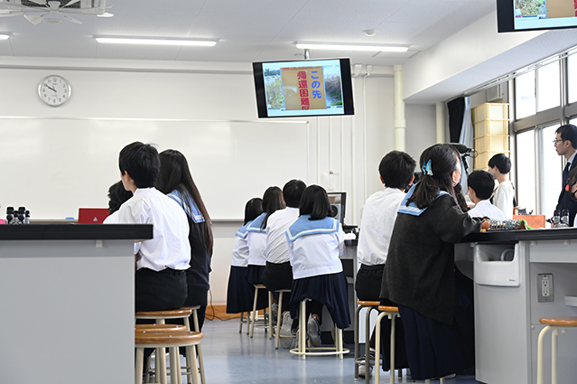 東日本大震災の映像を見る生徒