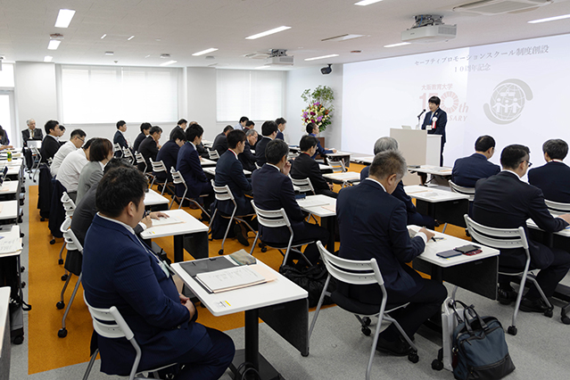 挨拶をする岡本学⻑