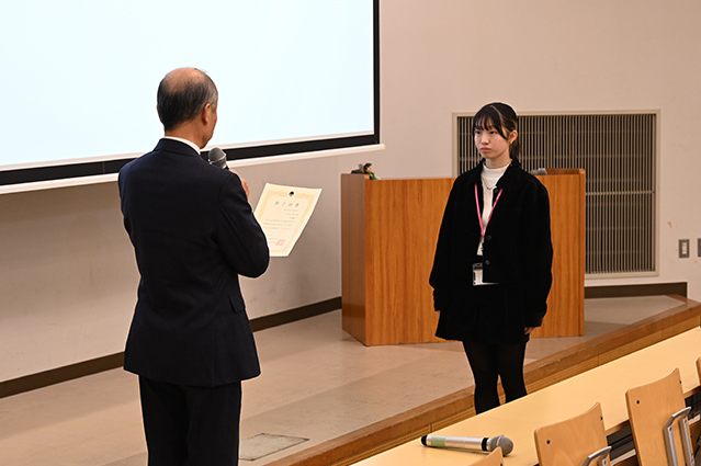 修了証書授与の様子