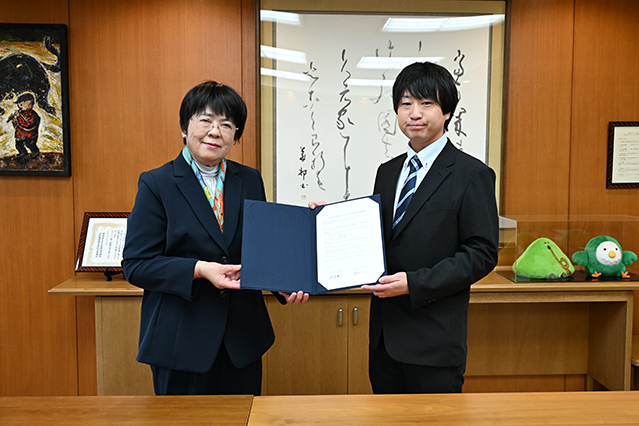 岡本学長(左)と鶴田代表取締役(右)