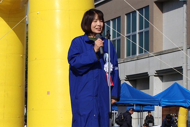 開会式で挨拶する藤井理事・副学長