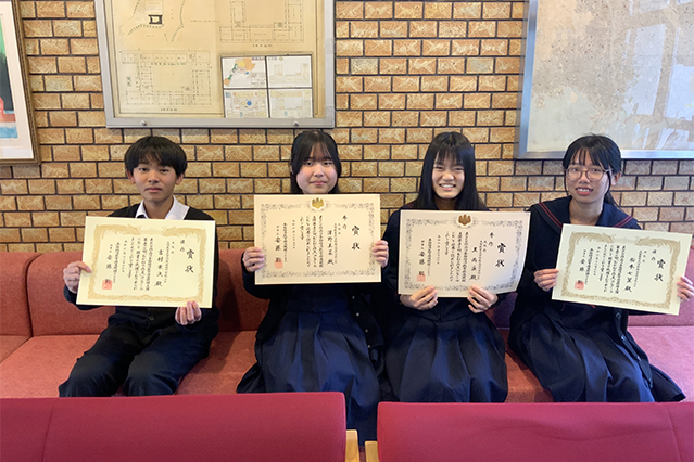 表彰状とともに記念撮影