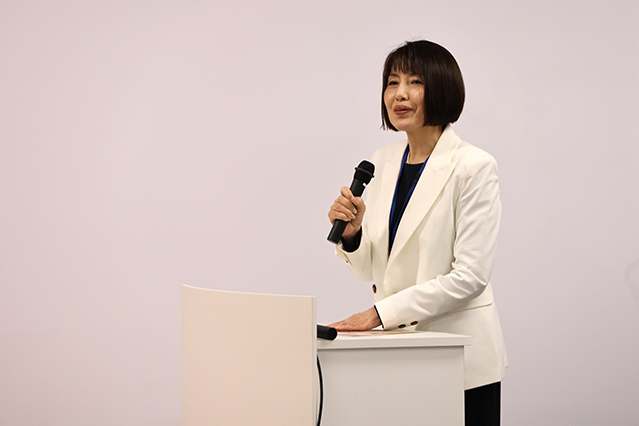 挨拶をする藤井理事