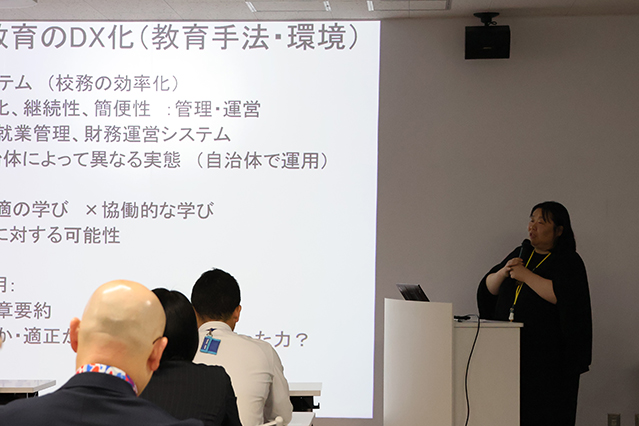 発表する田中学長補佐