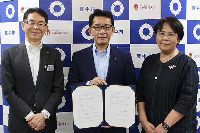 左から岩元教育長、長内市長、岡本学長
