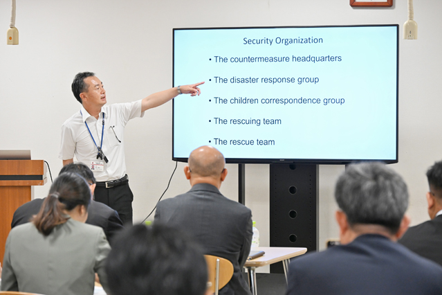附属池田小学校の荒川校長による取組紹介の様子