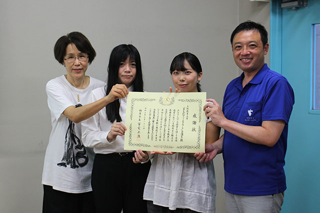 感謝状授与記念撮影（左から井上教授、トウさん、近田さん、冨宅市長）