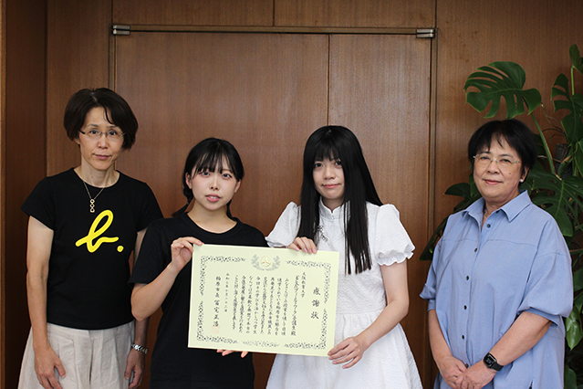 表敬訪問の記念撮影（左から井上教授、近田さん、トウさん、岡本学長）
