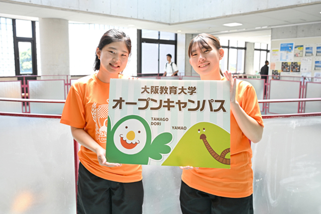 来場者を案内する学生スタッフ