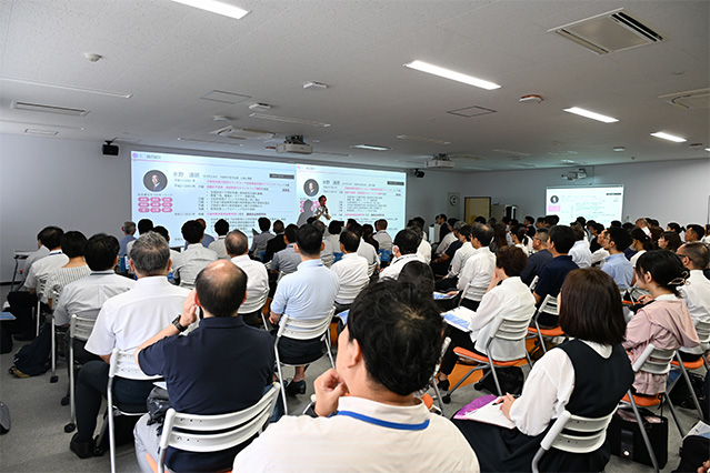 講演をする水野教育長
