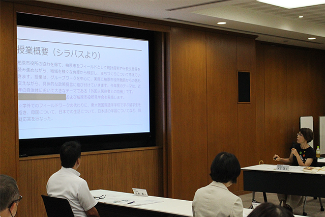 「多文化フィールドワーク」の授業の取り組みについて報告する井上直子教授
