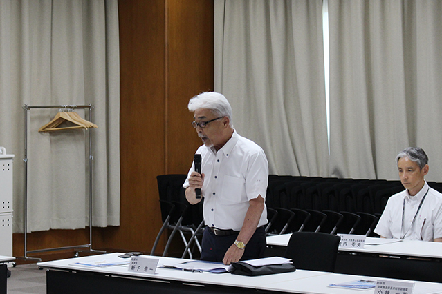 閉会の挨拶をする新子教育長