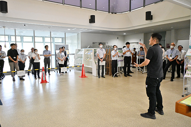 柏原警察による講評の様子