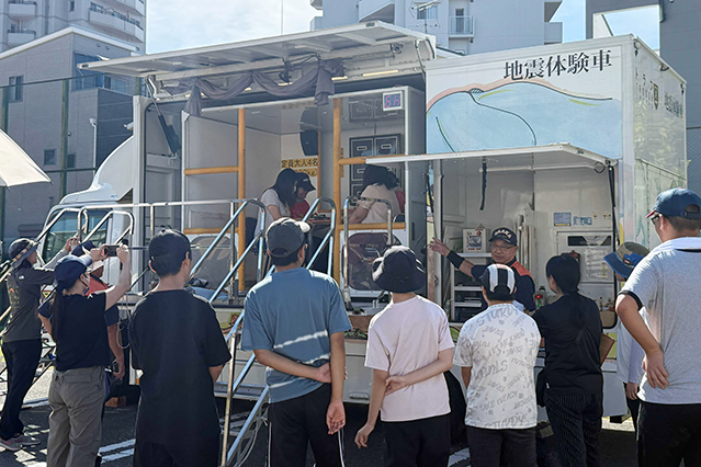 起震車での地震の揺れ体験