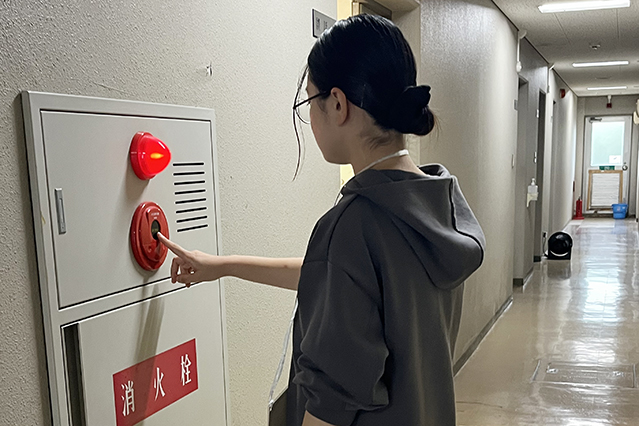 火災報知機を作動させる様子