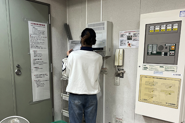 放送設備を体験する様子