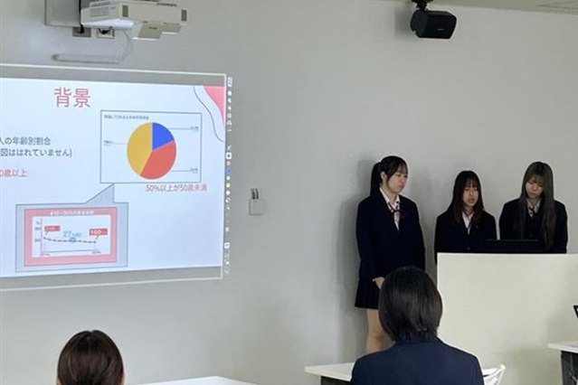 発表をする平野校舎の生徒