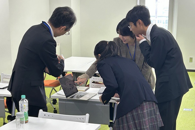 生徒と大学教員の交流の様子