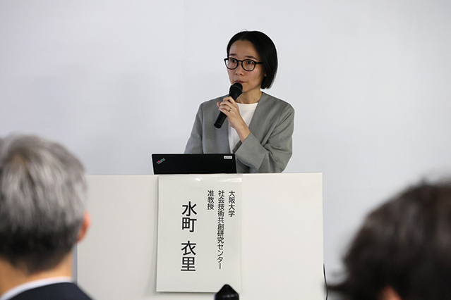 講演する水町氏