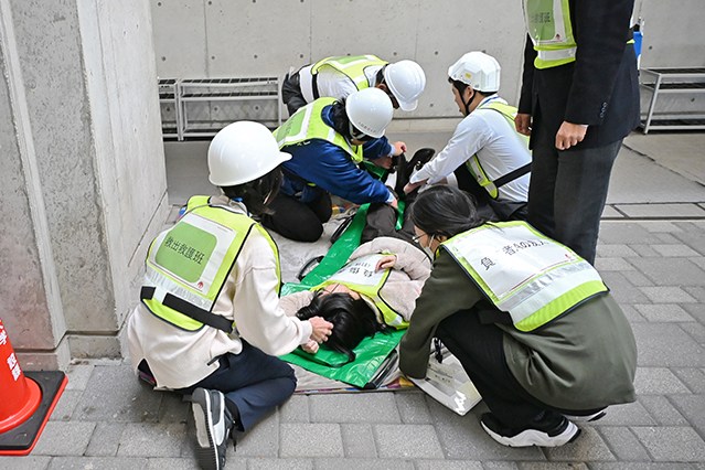 負傷者を搬出しようとする救出救護班