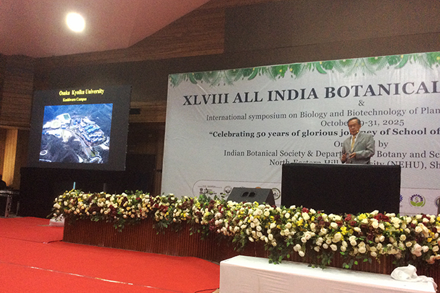 講演中の本学の紹介