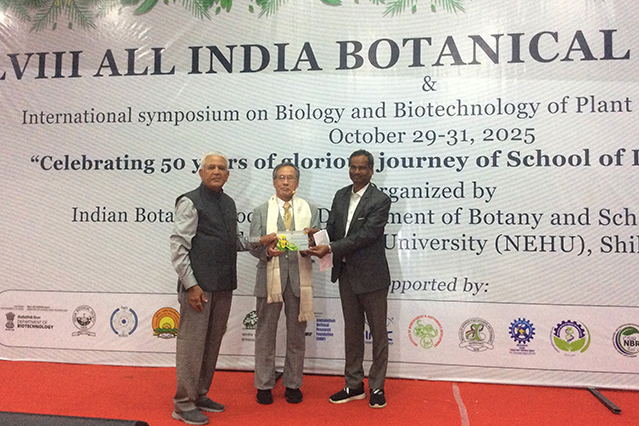 セレモニーにおけるバリク植物学会会長（右）とプレゼンター のラバニア教授（左）からの講演記念楯の授与