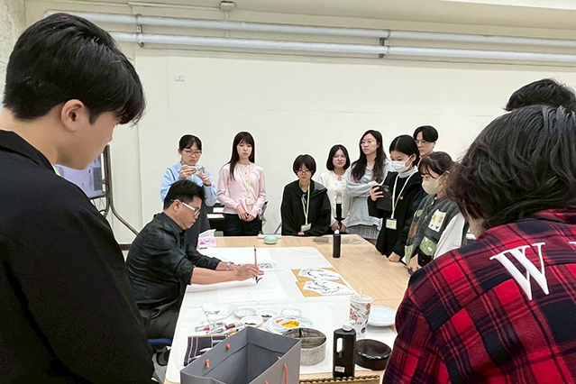 水墨画の授業風景