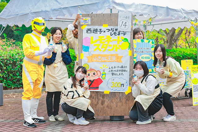 飲食ブースでの集合写真