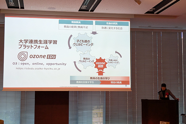 最優秀賞受賞記念講演を行う堀学長補佐