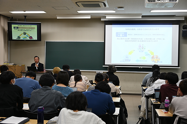 講演を行う坂野氏