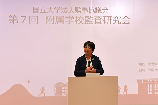 挨拶をする岡本学長