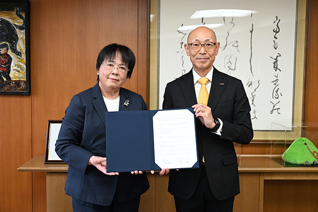 締結書を手に記念撮影