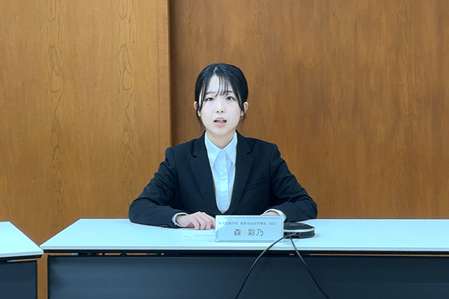 学生報告を行う森さん