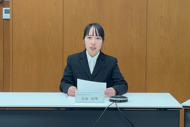 学生報告を行う高屋さん