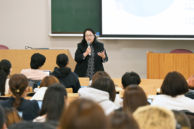 宮坂編集委員による講義の様子