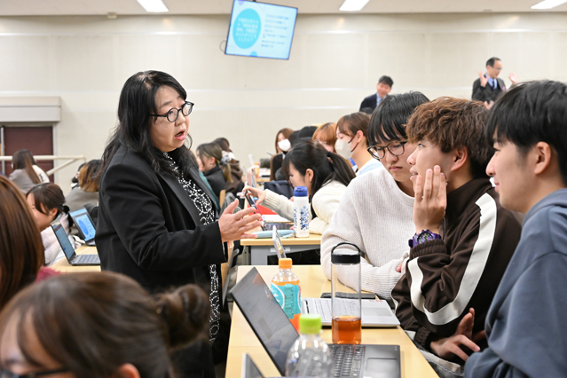 話し合いをする学生たちと宮坂編集委員