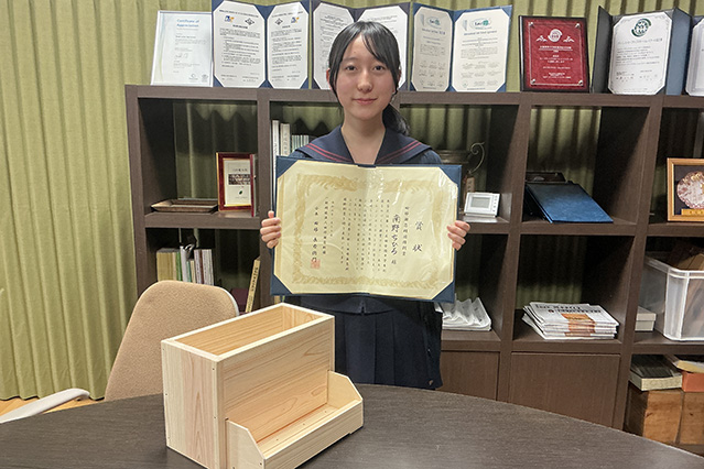 表彰状を手に持つ南野さん