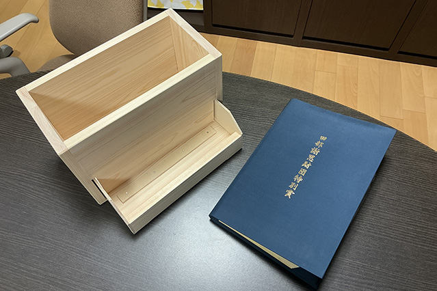 表彰状とブックスタンド